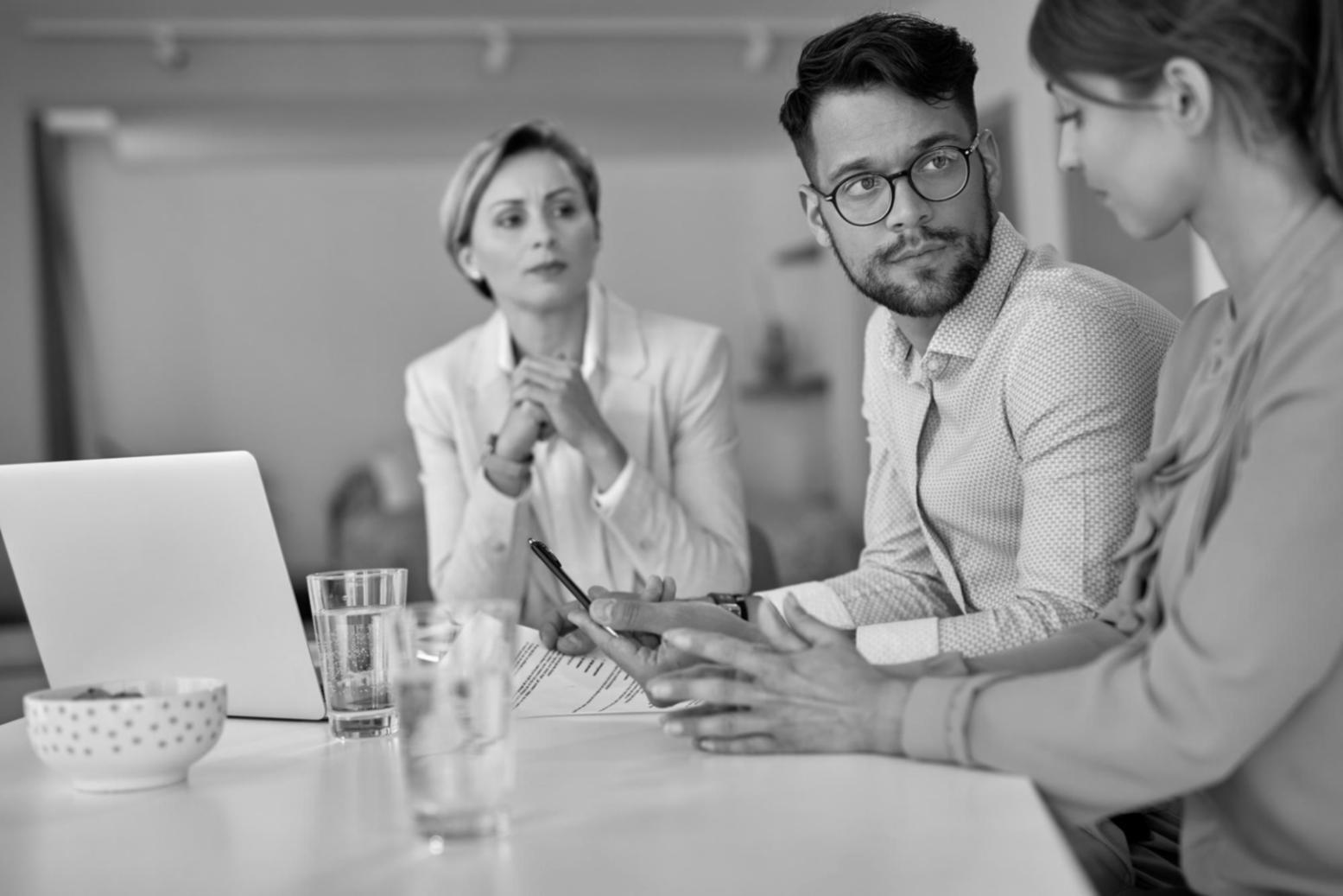 Participanți la workshop de stabilire a obiectivelor financiare